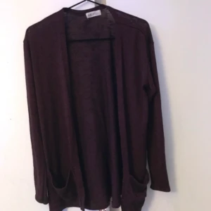 Mörklila kofta  - Mörklila/mörkröd kofta från HM. Säljer för att den inte längre används. 