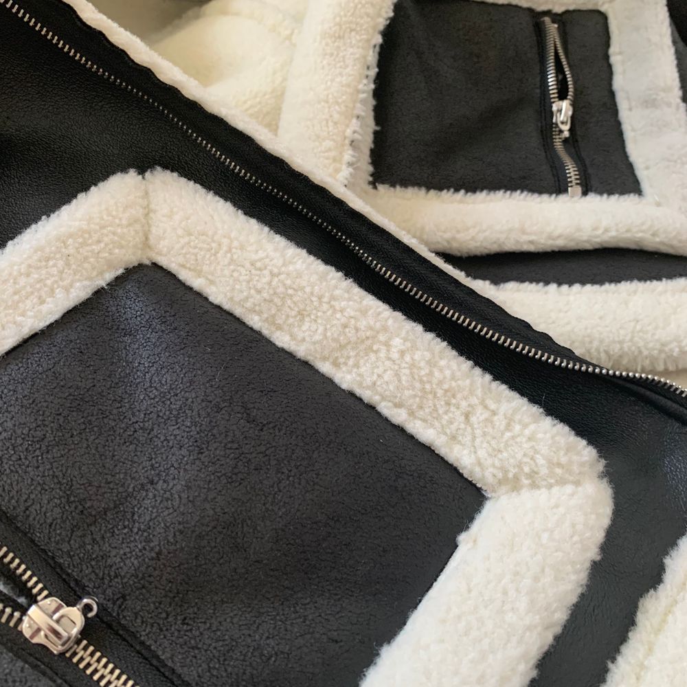 Super cool NA-KD biker jacka super varm perfekt för vintern🌟❄️. Älskar den men har för många jackor. Andvänd men i bra skick, har monterat av silverringar som satt på fickorna⚡️💕. Skriv så får ni fler bilder på produkten och hur den ser ut inköpt för 999kr⭐️. Jackor.