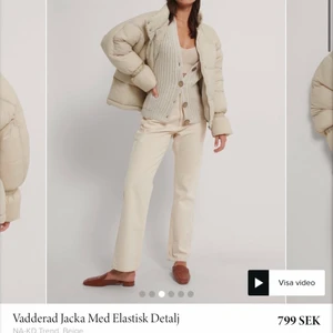 Oanvänd beige pufferjacket från NAKD - Jackan är oanvänd och nypris är 799kr därmed säljer jag jackan för 400 + frakt, kan diskuteras! Jackan är lite oversized.