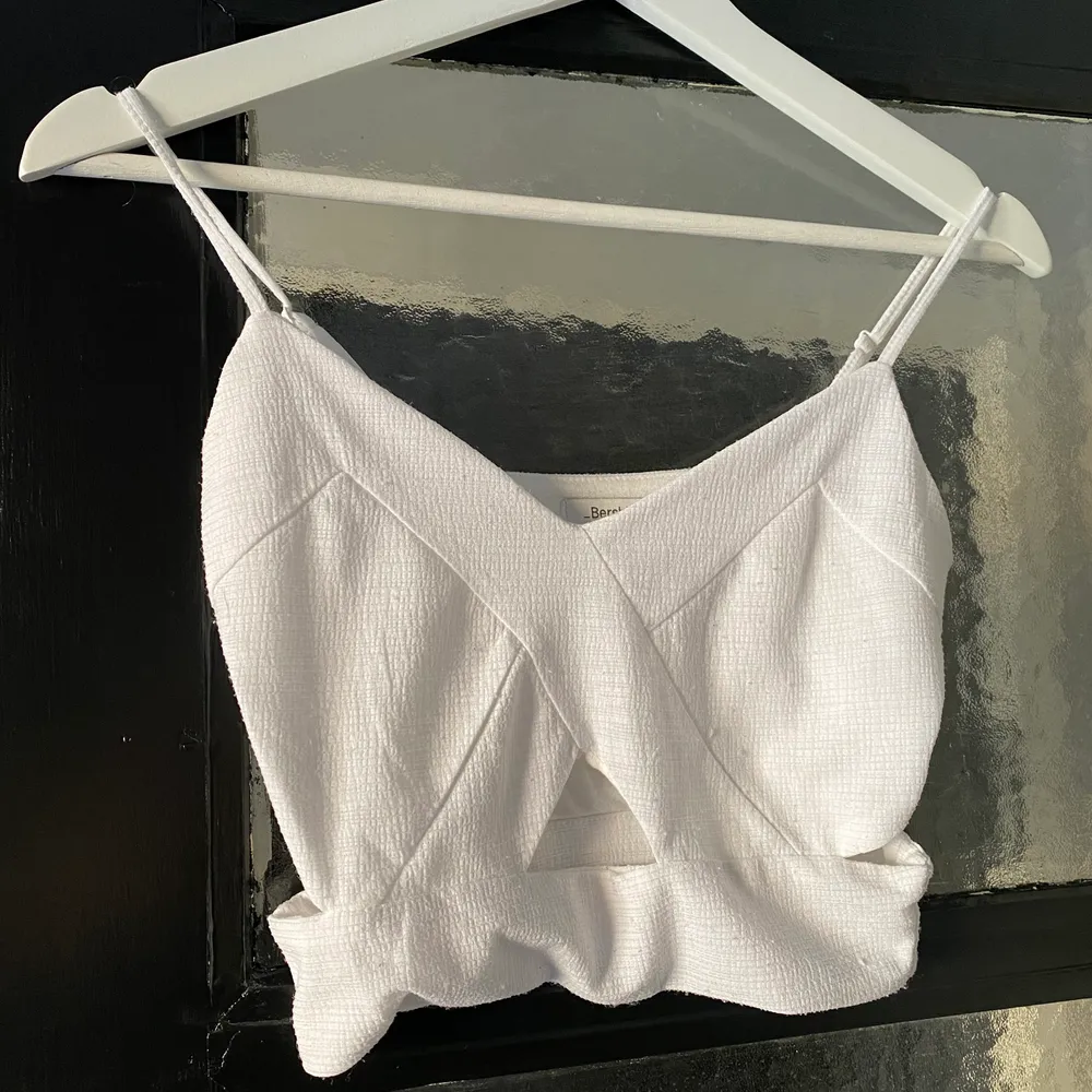 Crop top från Bershka, använd fåtal gånger. . Toppar.