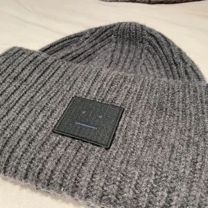 Acne mössa - En grå acne mössa. Köpt i februari 2020, använd fåtal gånger🤍 