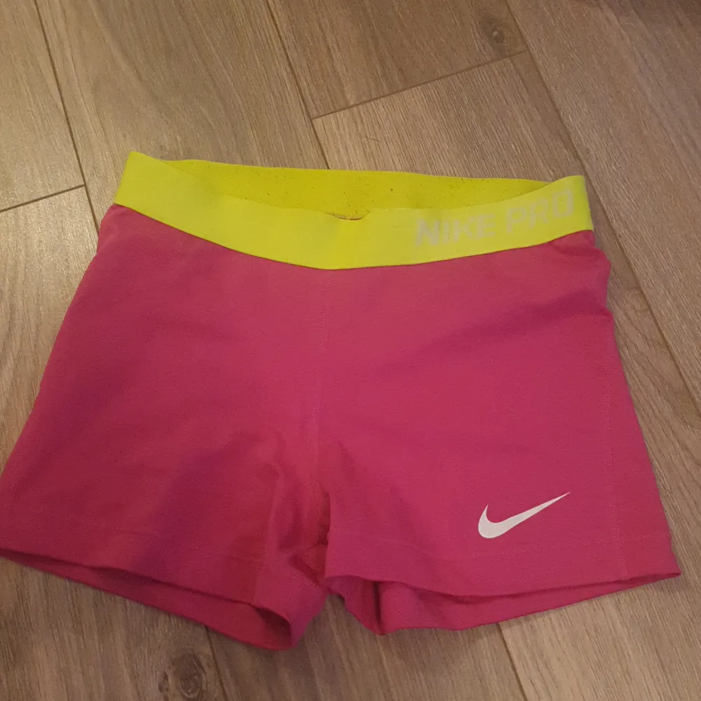 Nike pro shorts 3 inches.  Strl Medium. Använd få gånger. Shorts.