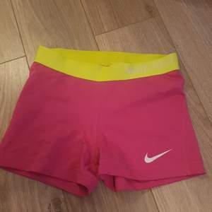 Nike pro shorts 3 inches.  Strl Medium. Använd få gånger