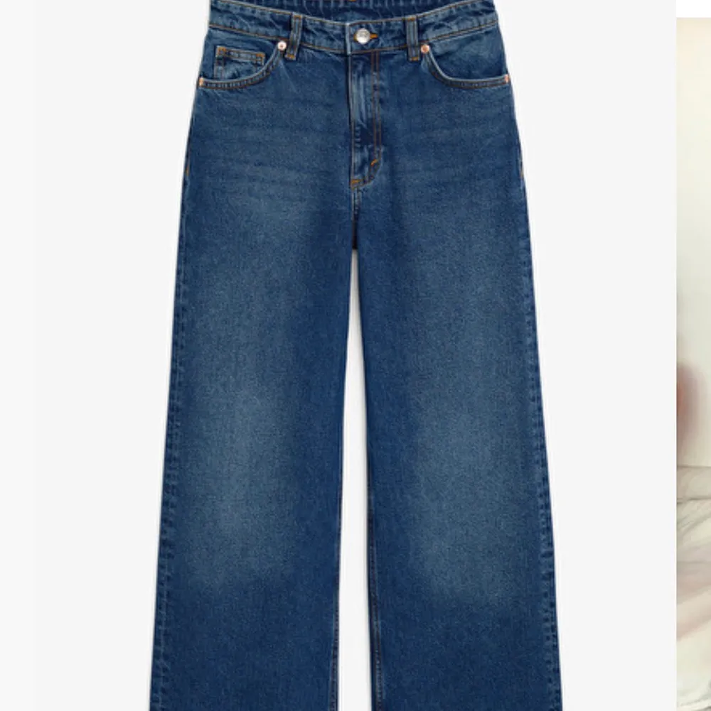 Säljer dessa snygga mörkblåa jeansen från Monki i den populära modellen yoko, strl 26, bra skick, frakt på 63kr tillkommer ☔️. Jeans & Byxor.