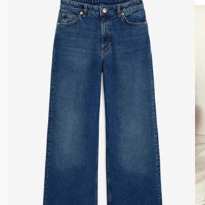 Säljer dessa snygga mörkblåa jeansen från Monki i den populära modellen yoko, strl 26, bra skick, frakt på 63kr tillkommer ☔️