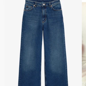 Mörkblåa jeans Monki - Säljer dessa snygga mörkblåa jeansen från Monki i den populära modellen yoko, strl 26, bra skick, frakt på 63kr tillkommer ☔️