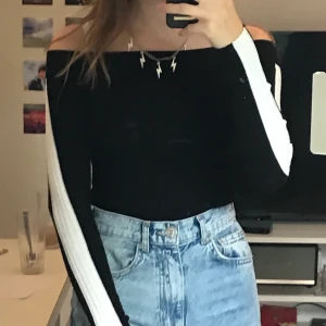 Off shoulder topp från H&M - En vit och svart topp från H&M. Bra skick, säljer pga att det inte är min stil längre. 75kr plus frakt. Skriv för intresse