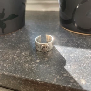 Cool ring - Jättecool populär ring i äkta silver! Passar alla då den är justerbar, man kan alltså ställa in storleken själv! Gör pricken över i:et på en outfit. Många intresserade så de e budgivning 🤯 Skriv privat om ni vill ha fler bilder eller om ni har frågor!