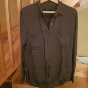 Skjorta ginatricot - En skjorta från ginatricot i strl 42. Använd 2 gånger.