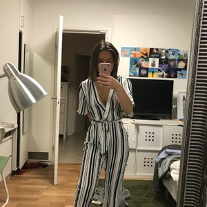 Helt ny blå vit randig jumpsuit  - Helt ny (prislapp kvar) blå vit randig jumpsuit ifrån bikbok i storlek S. Super snygg men kommer tyvärr aldrig till nytta💗 köptes för 400 och säljs nu i samma fina skick för 200☺️