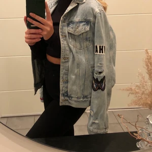 Jeans jacka med patches - En blå jeans jacka ifrån LTB i storlek S men med en mer oversized passform. Olika patches på både rygg och ena armen även slitningar. Köparen står för frakten🥰