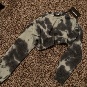 Tie dye tröja  - Tie dye tröja långärmad. Obs - väldigt kort precis under brösten. 