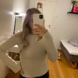 Beige tröja str xs - Från bikbok
