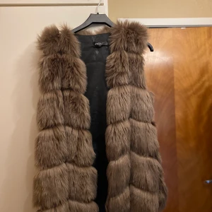 Faux väst - Säljer min väst som jag haft några gånger. Västen är i grå/lila färg. Passar xs/s kanske till och med M. Kan mötas och även skickas. Mer bilder skriv till mig