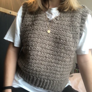 Virkad väst 💝 - Jag virkar och säljer västar💖 Västarna på bilderna är sålda men jag kan göra likadana i många andra färger. 🌟 Skriv privat för färger💓 Frakt på 50kr tillkommer men kan också mötas upp i stockholm🌟