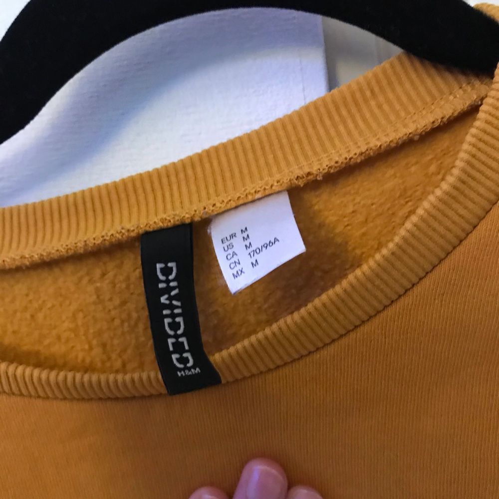 Cool gul tröja med knytdetalj från HM. Säljer för att den inte längre kommer till användning. Frakt tillkommer. Tröjor & Koftor.