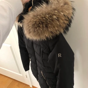 Rock and blue dunjacka strl 38 - Säljer min fina rock and blue jacka med äkta päls, den är som är som ny. Den är i storlek 38 men är liten i storleken. 