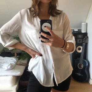 Vit skjorta - Jättesnygg lös vit skjorta från HM. Strl. 36 men oversize. Köparen står för frakt.