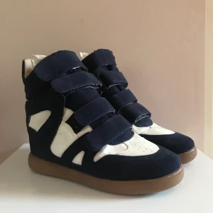 Skor/kängor - Coola skor/kängor i marinblått 💙 De har en ”vaderad” plös som de gör dom bekväma 🥰 90kr