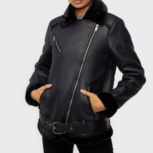 Skinnjacka  - Perfekt för vintern och hösten, funkar ju såklart även som en as ball vårjacka! Kan mötas upp i sthlm annars står köparen för frakten! Köpt från Nelly.com! 