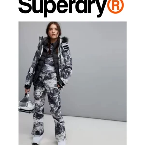 Superdry jacka byxa skidkläder - Skidkläder från Superdry❤️ Köpt för 5000kr! Använda en gång = nyskick!✅ Passar XS, S och S/M❤️ Skidjacka och skidbyxor! PRIS KAN DISKUTERAS😇