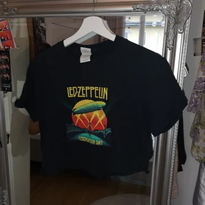Band t-shirt led zeppelin  - Skitsnygg croppad led zeppelin t-shirt. Passar storlekar kring xs-L då den är croppad. 