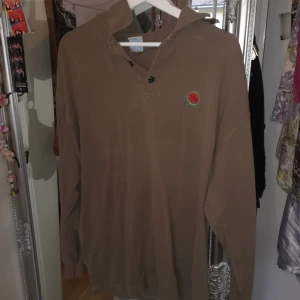 Brun tröja  - Skit cool brun tröja med krage. Märket heter polo men den är köpt secondhand så har ingen aning vart själva märket kommer ifrån 