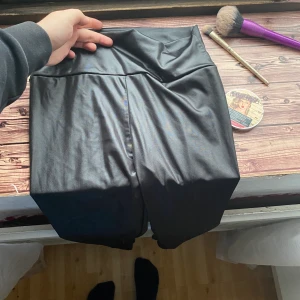 Leggings  - Ett par leggings i typ ”läder” står inte stolek men passar mej som e s o väldigt stretchiga , 
