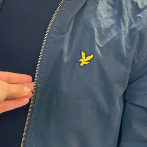 Sjukt snygg marinblå jacka från Lyle&scott - Sjukt snygg jacka från Lyle&scott tagits väl hand om den och inga fläckar eller skador på jackan! Strl S. 