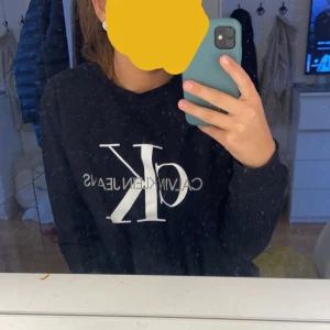 Calvin Klein  - Snygg Calvin Klein sweatshirt som köptes för 800 kr men säljer för 400 kr. Vid intresse så kan jag skicka fler och bättre bilder