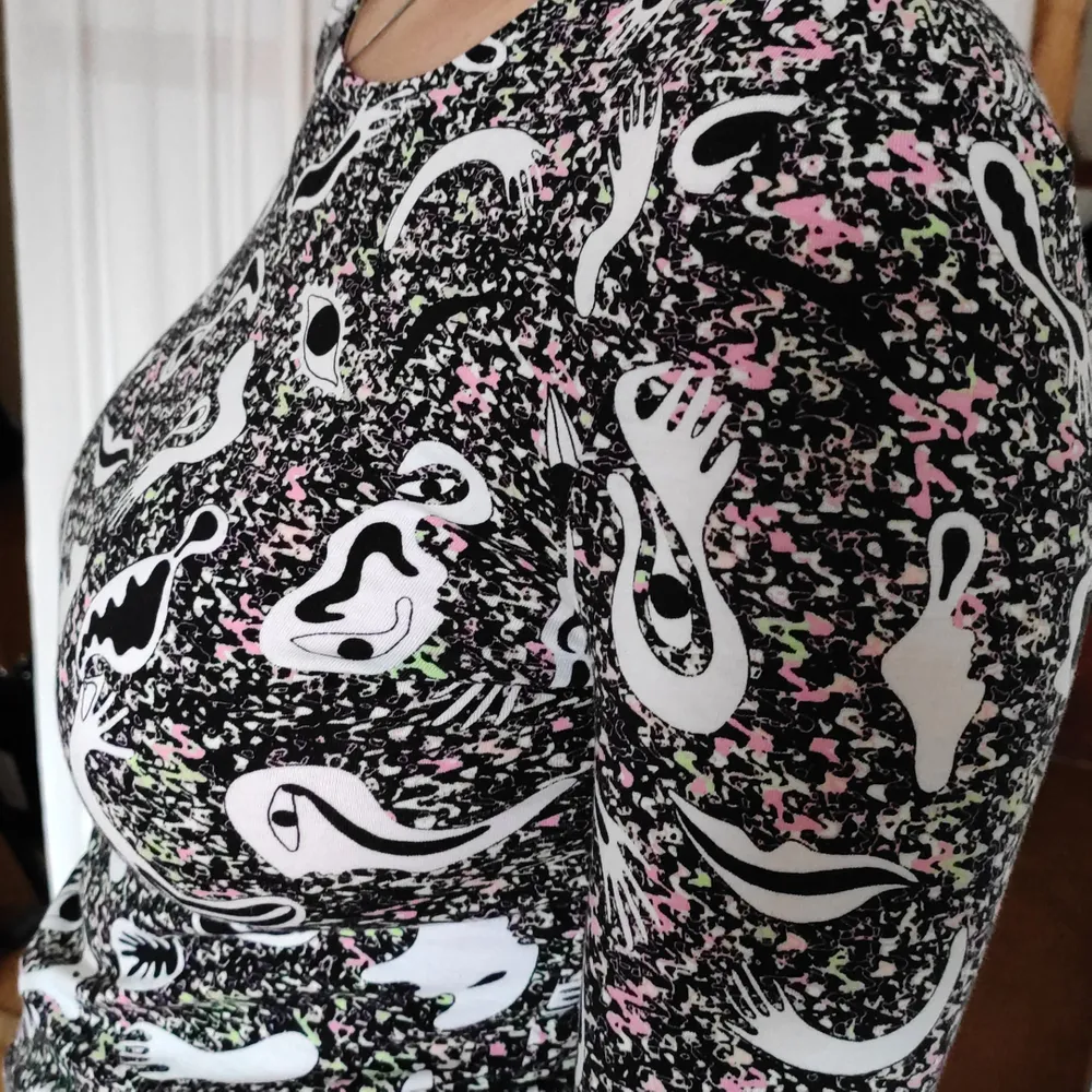 Coolt mönstrad tröja med utsvängda ärmar från Monki köpt online. Knappt använd och därför i väldigt gott skick😍 Möts upp på Södermalm annars står köparen för frakt💜. Tröjor & Koftor.