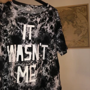 ” It wasn’t me” t-shirt Monki storlek M Shaggy Rikrok batik - Unik t-shirt med vitt tryck från låten ”It wasn’t me” med Shaggy från Monki - Storlek M (oversize så passar även L) - Mycket fint skick, sparsamt använd  - Unisex modell. Buda i kommentarerna