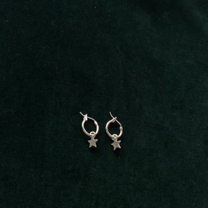 örhängen med stjärna  - Handgjorda örhängen i silver, frakt 11kr💞 Fler smycken på insta @sthlm.jewelry💜 