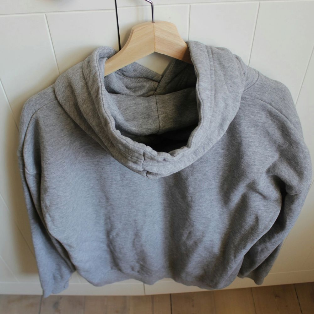 En ljusgrå hoodie, mjuk inuti och breda band att justera luvan med. Fin men för liten för mig ❤ Hör av dig vid frågor!. Huvtröjor & Träningströjor.