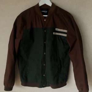 GUSSKATER (Jacka)  - Brun/Skogsgrön Jacka från GUSSKATER i storlek S. Jackan är märkt i storlek XXXL men sitter perfekt för en S/M.