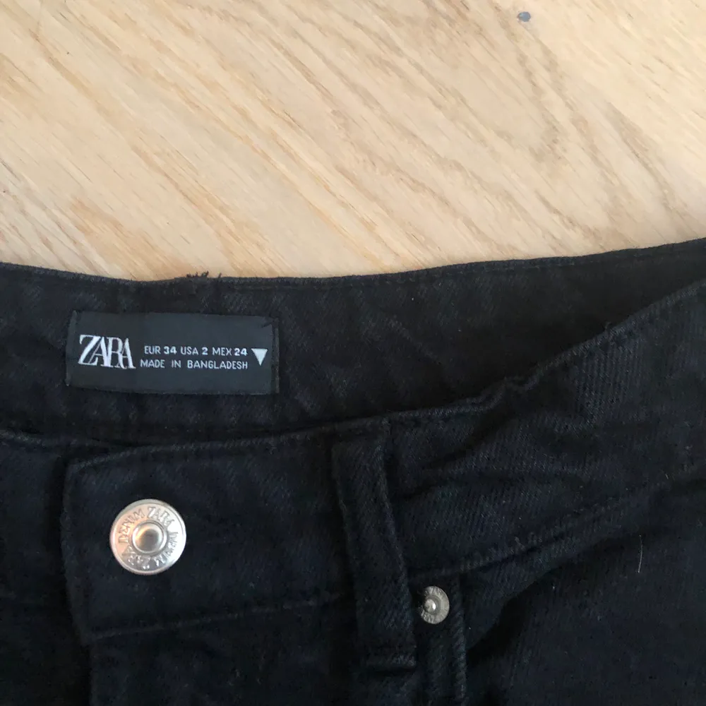 Nästan helt oanvända jeans från zara. Sitter super bra💓. Jeans & Byxor.