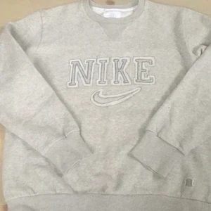 Nike collegetröja  - Jätte fin tröja (inte äkta) buda från 70kr(bättre bilder kom privat för dessa bilder va fula hihi) högsta bud: 250kr+ frakt