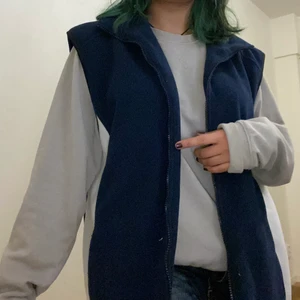 Fleece väst - En väldigt snygg mörkblå fleece väst med vitt på sidorna, thriftad. I väldigt gott skick, den är bara använd tre ggr