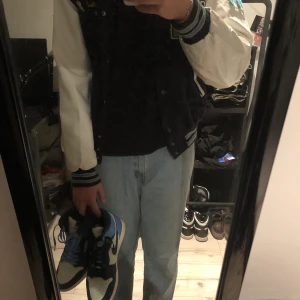 Varsity jacket tjej modell - Cond: 8/10 med fläckar på armarna se bild, sitter som större M så passar bra om man gillar oversized 