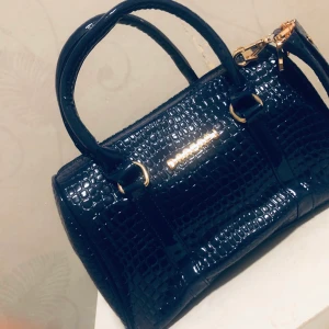 Väska  - Det är en ganska fin väska hoppas nån gillar den 😊❤️❤️