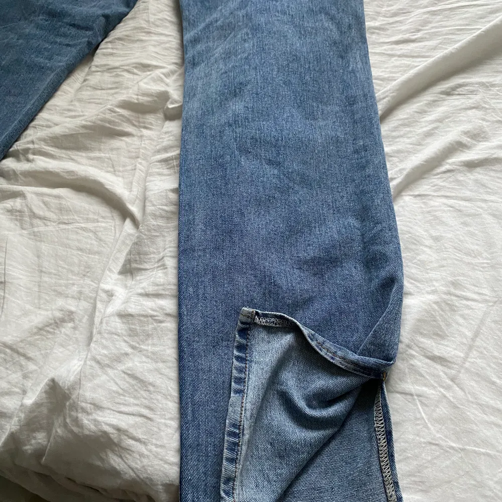 Oanvända långa jeans med prislapp kvar. Jättesnygg modell men säljs då de inte passar! Lite små i storleken . Jeans & Byxor.
