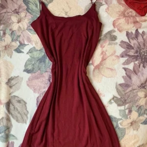 Klänning - Ny oanvänd klänning endast testad, super fin på! Inte kommit till användning bara. Fler bilder skickas vid önskan om det! 