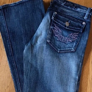 Y2K Jeans - Säljer dessa sjukt snygga jeans som tyvärr inte är min stil. Jag är 168 cm lång och jeansen är i storlek 29, passar S-M. Skickar mer bilder om önskas privat! HÖGSTA BUD:300 kr