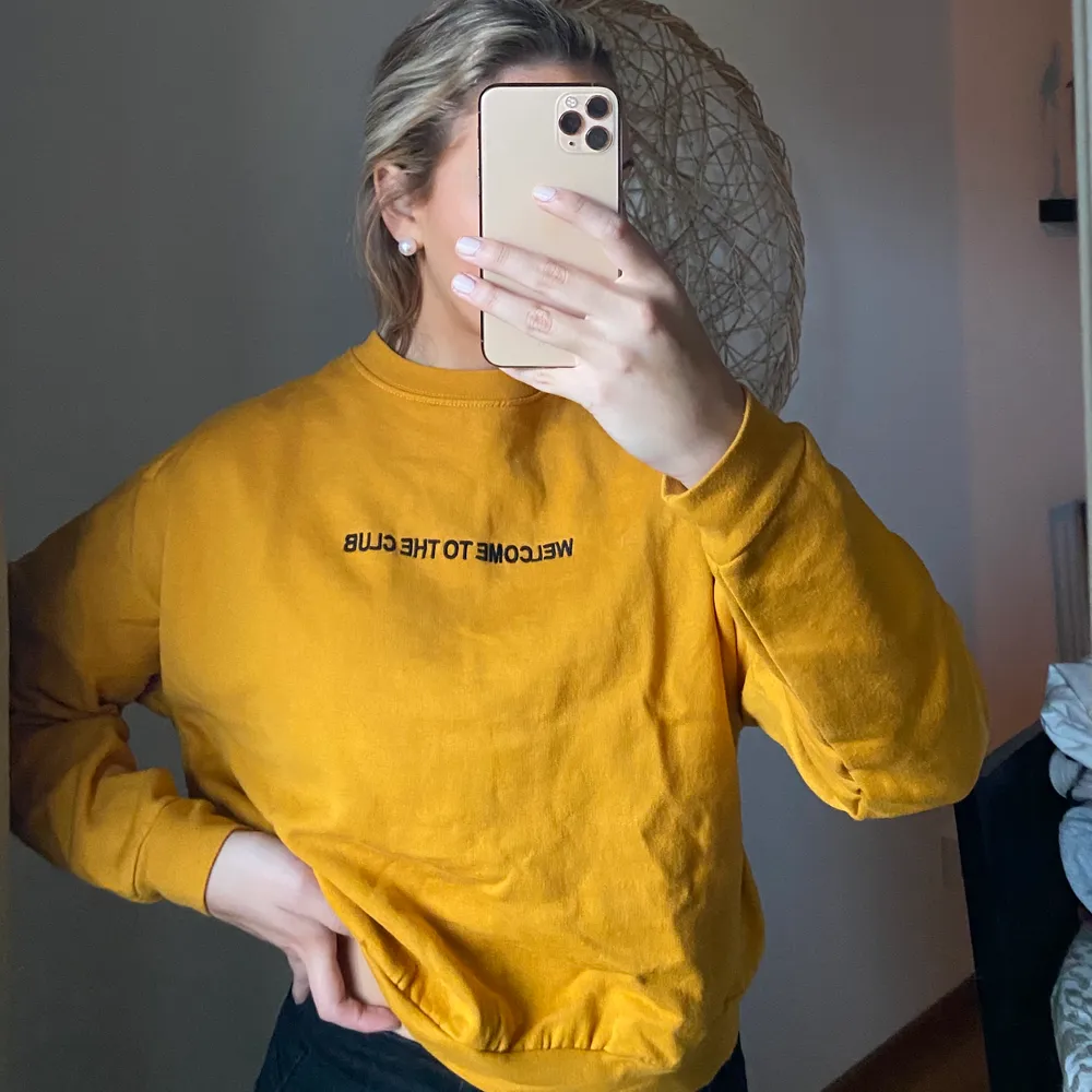 Jättefin gul sweatshirt med en gullig text. Den ser lite vintage ut som ger en häftig look. Den kommer inte till användning och har använts någon gång. . Tröjor & Koftor.