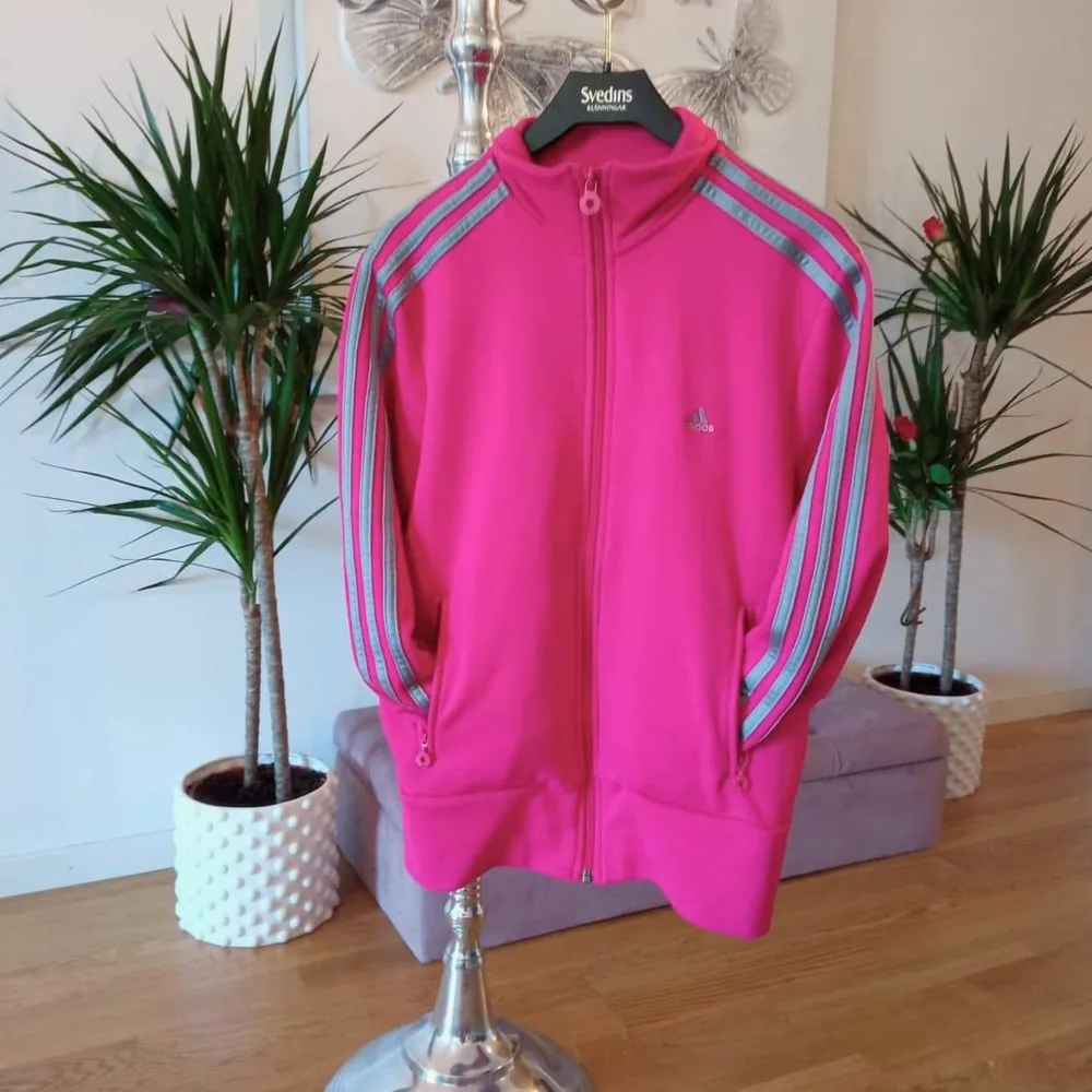 Jättefin rosa Adidas tröja, sparsamt använd och är helt i nyskick 😃 storlek L, men passar även M. Fickor med dragkedja och även 2st innerfickor 👌Finns i Västerås 🌸🌸🌸. Hoodies.
