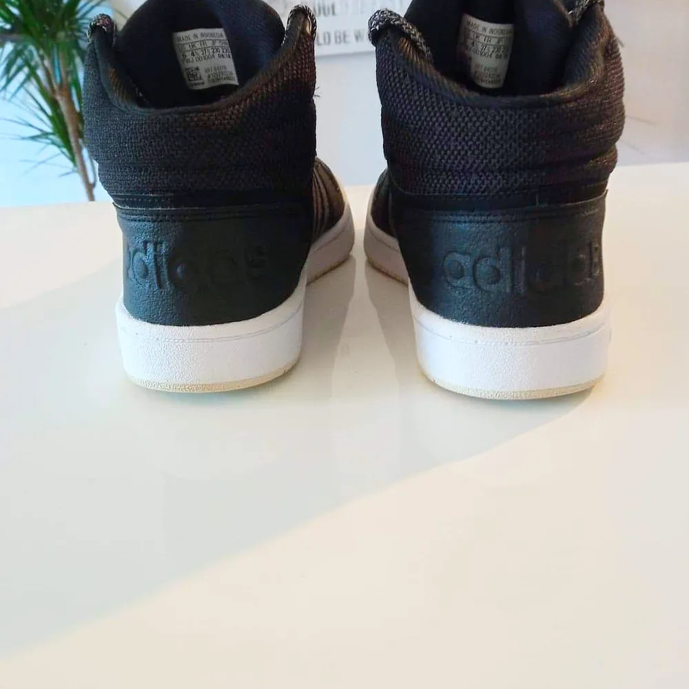 Varma sköna fodrade Adidas skor som oxå är lite höga, vilket passar perfekt nu till hösten och vintern 🙂 endast provade av min dotter 1 gång som dom är helt i nyskick 🌟 storlek 37,5. Finns i Västerås 🌸🌸🌸. Skor.