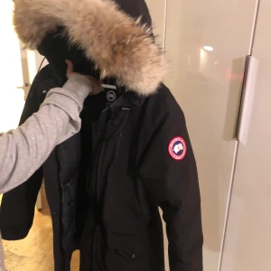 Canada goose - Canada goose storlek m säljer pga av inte min stil. fräsch och rökfri!! Inga fel . KAN SÄNKA PRIS VILL SNABBAFFÄR
