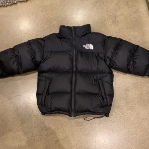 North Face jacka herr stl S - Jätte bra skick, köpte förra vintern men är knappt använd. Betalade 2800kr, säljer för 1900