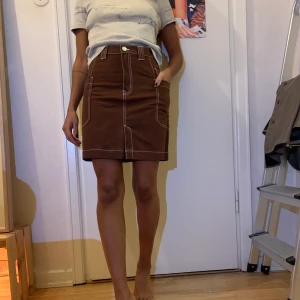 Weekday kjol - Brun kjol med vita sömmar från weekday i nyskick.