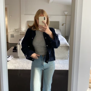 Vero Moda mörkblå manchesterjacka storlek L - Supersnygg mörkblå jacka i manchester från Vero Moda. Storlek L då jag ville ha den oversized. Jag har knappt använt den och den är därmed i princip i nyskick. Köparen står för frakt (spårbart)! Jag skickar självklart med rekommenderat om det önskas 💙